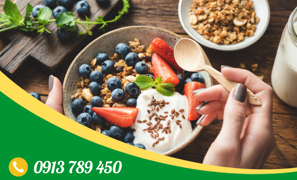 Buổi Sáng Đơn Giản: Granola Kết Hợp Với Gạo Lứt Rang, Sữa Chua Và Trái Cây Tươi. Bạn Đã Thử Chưa? 2 cach an granola voi sua chua fb